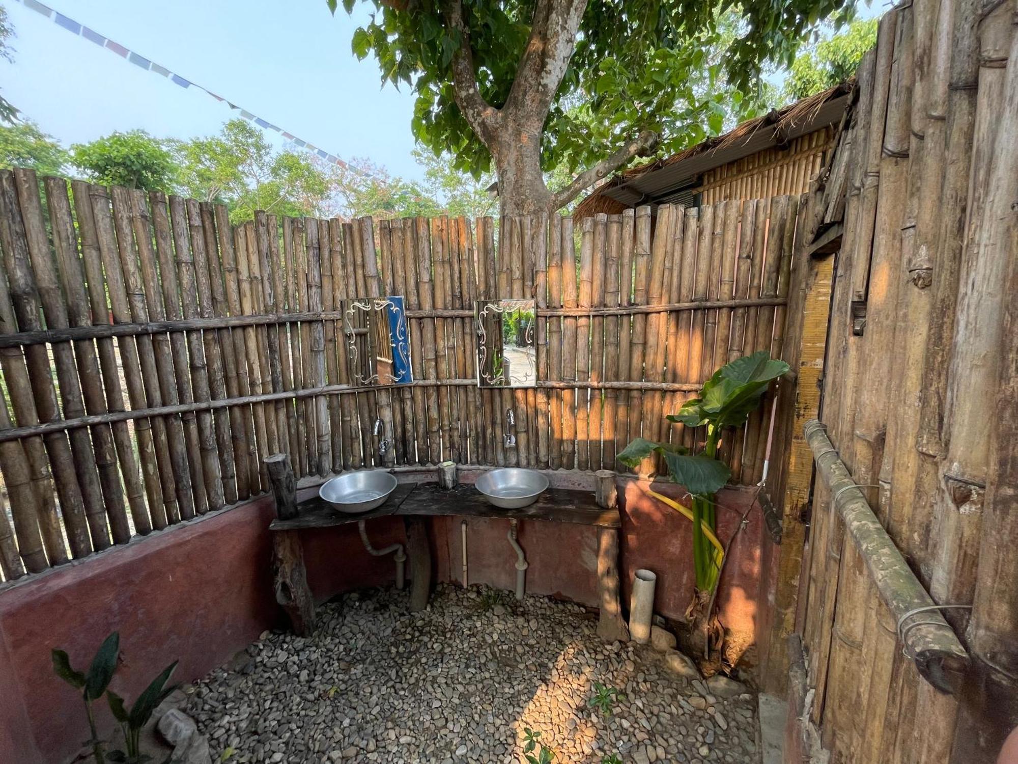 Bamby Chilling House - Feel The Nature Sauraha Esterno foto