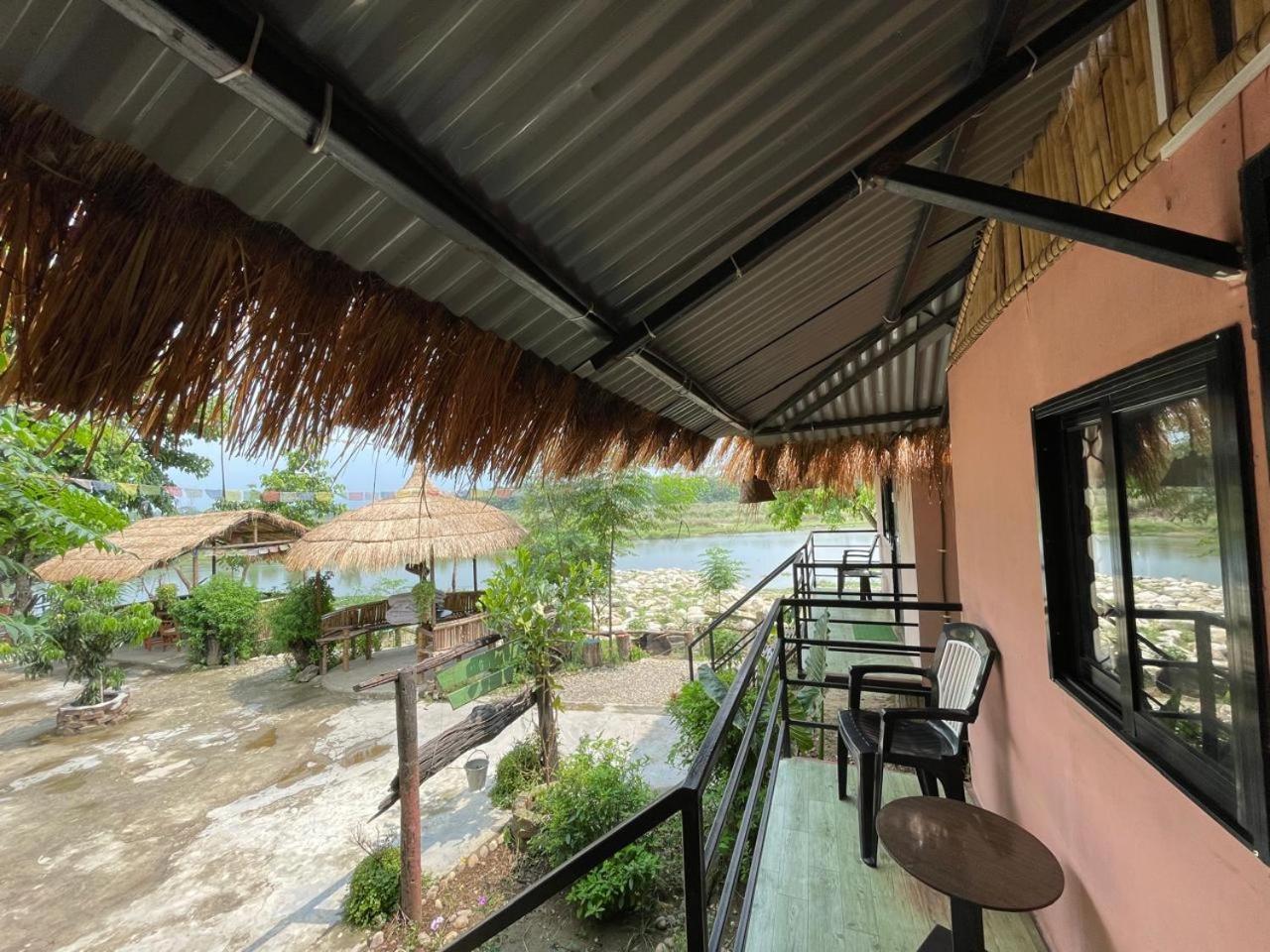 Bamby Chilling House - Feel The Nature Sauraha Esterno foto
