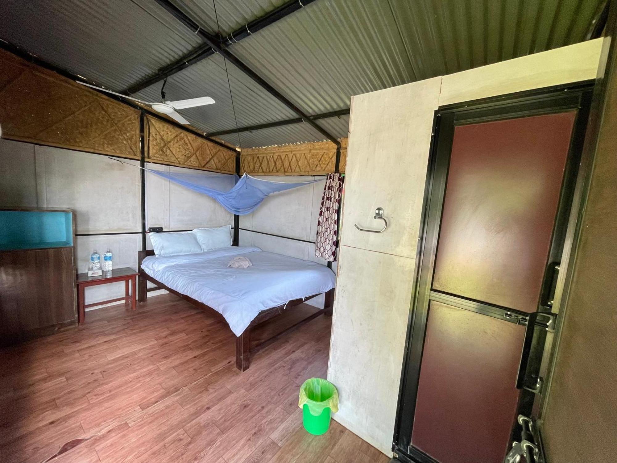 Bamby Chilling House - Feel The Nature Sauraha Esterno foto