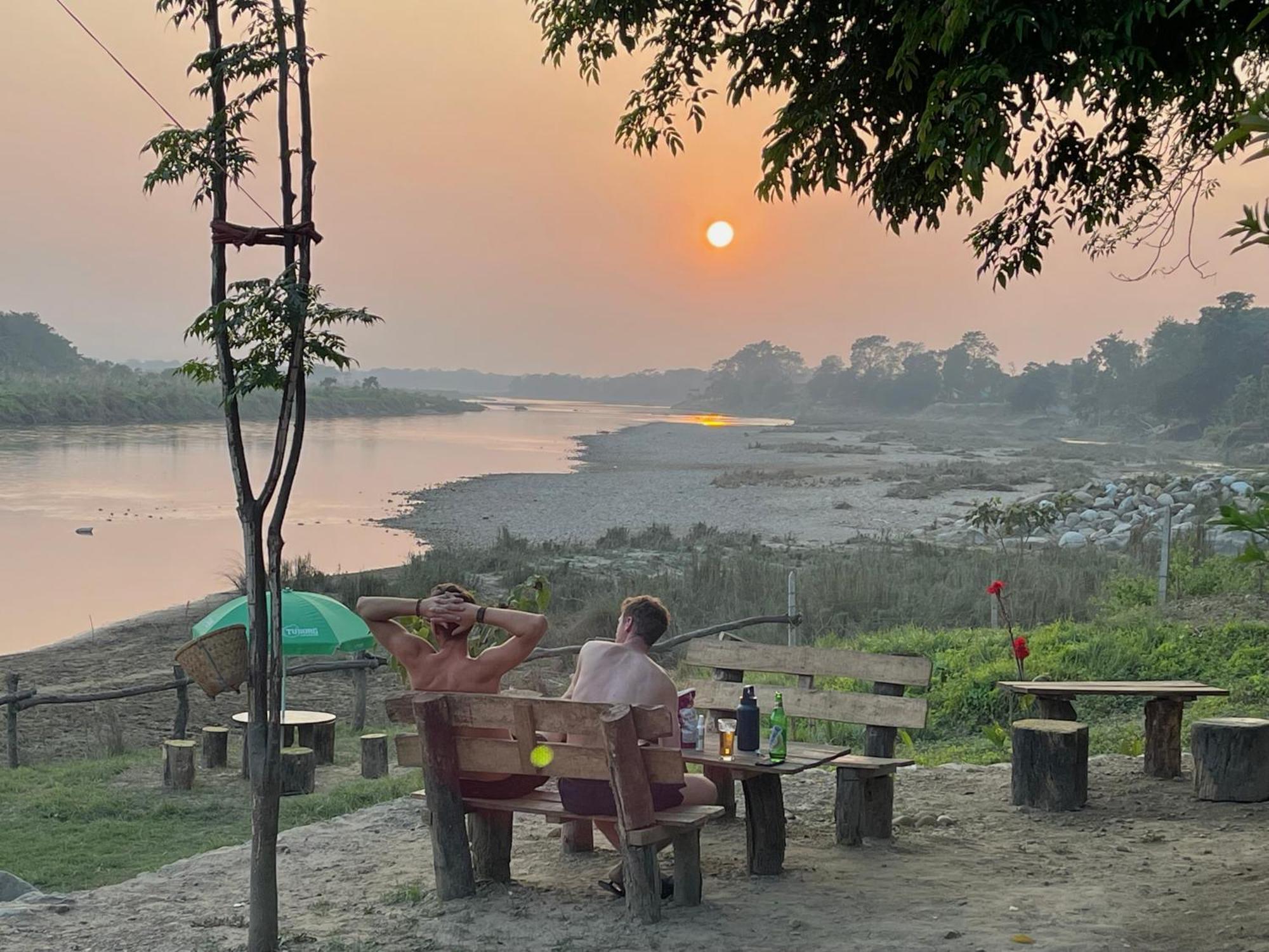 Bamby Chilling House - Feel The Nature Sauraha Esterno foto