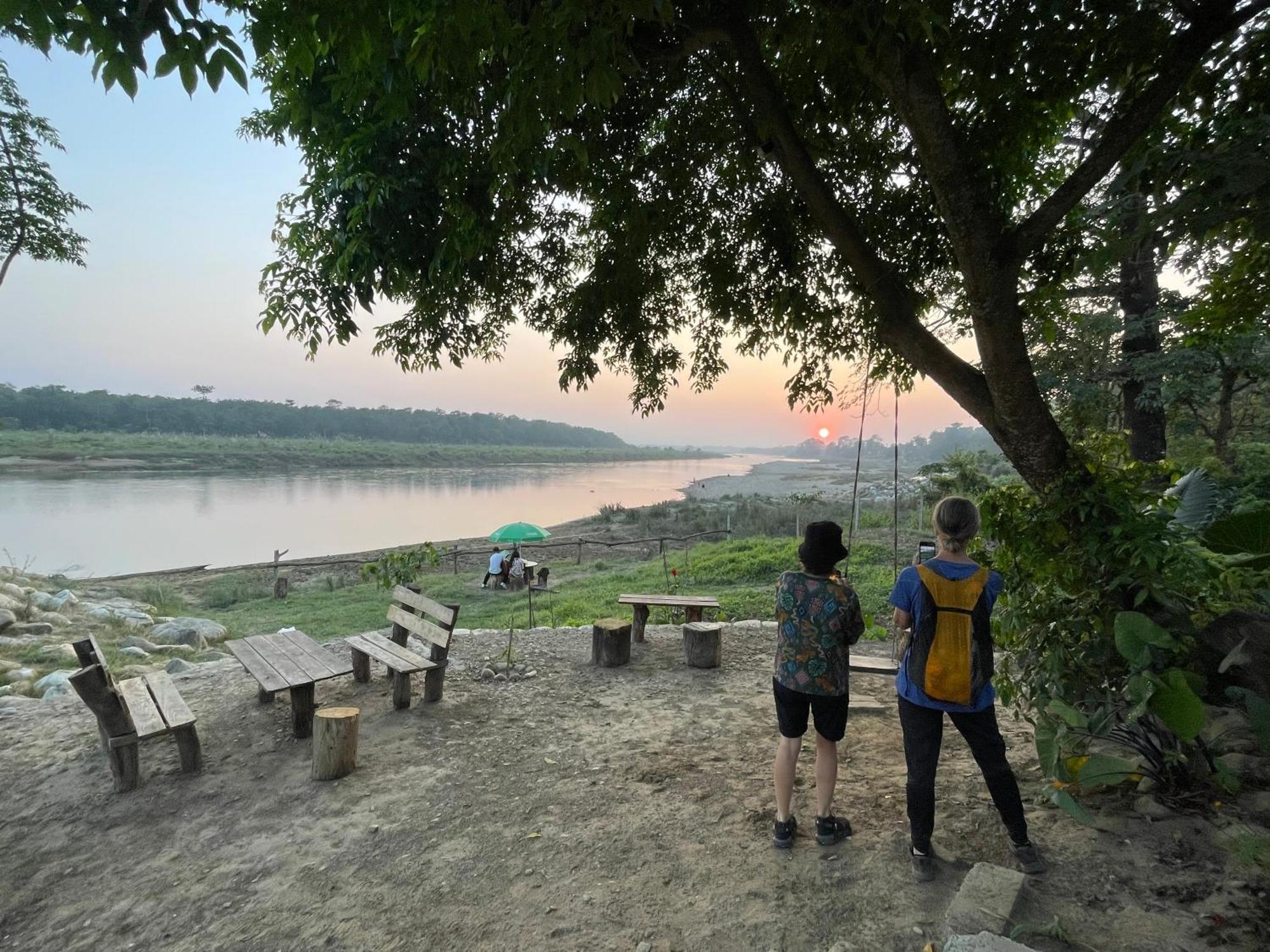 Bamby Chilling House - Feel The Nature Sauraha Esterno foto